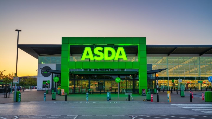 Asda генерирует £568 млн, продавая 24 супермаркета с обратной арендой