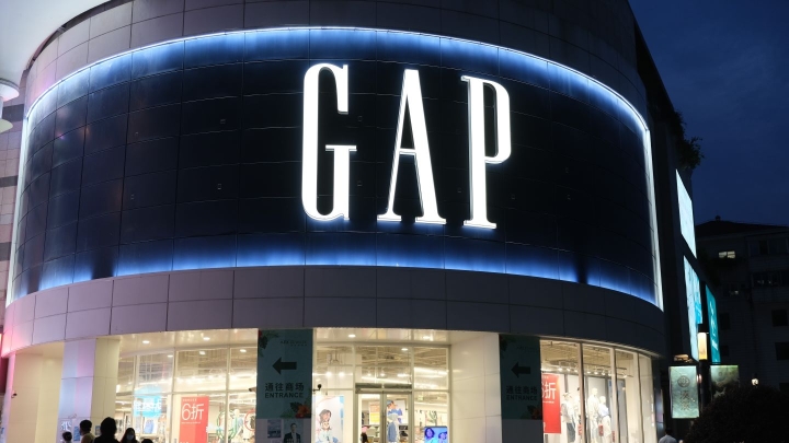 Gap демонстрирует рост продаж в третьем квартале и повышает годовой прогноз